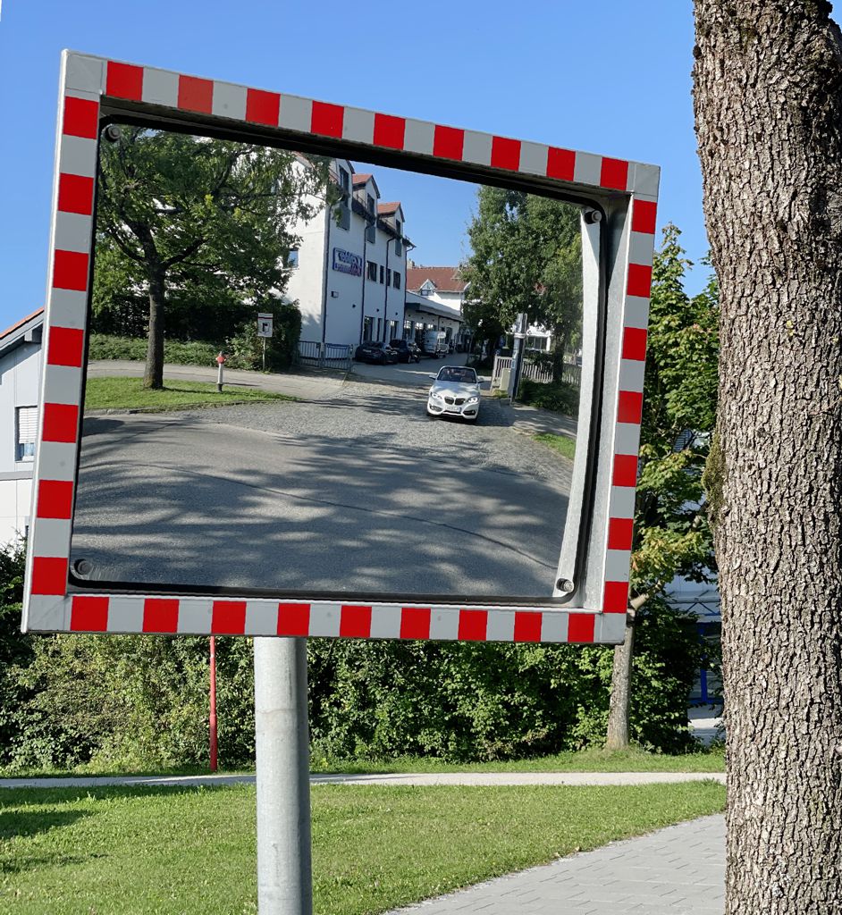 Verkehrsspiegel: Spiegel aus Sekurit, Rahmen aus Kunststoff, rot